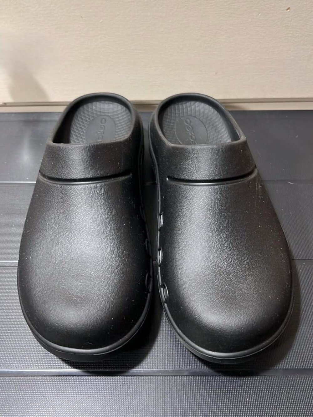 OOFOS OOclog Recovery Clogs • Black • Women’s 7 • Like New - Picture 2 of 8